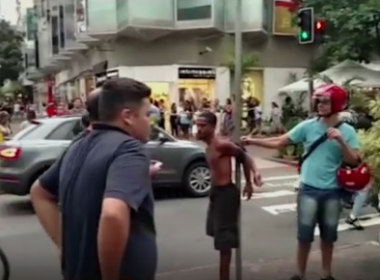 Suspeito de roubar celular é amarrado a poste por populares no Rio de Janeiro