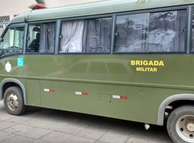 Polícia improvisa micro-ônibus em frente à delegacia para abrigar presos no RS