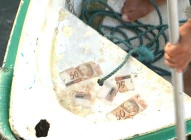 Notas de R$ 100 e R$ 50 boiando no mar provocam caça ao tesouro no Rio de Janeiro