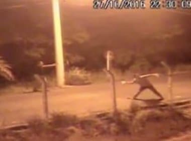 Câmera registra ação de trio que arremessava drogas em presídio de Salvador
