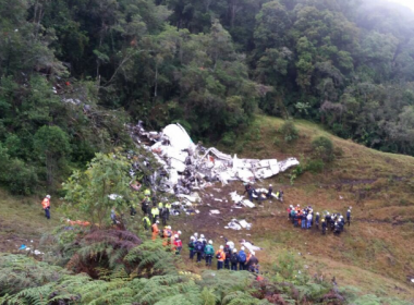 Avião da Chape se partiu em três; piloto descartou combustível para evitar explosão