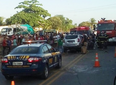 Duas pessoas ficam feridas após acidente entre carro e caminhão em Porto Seguro