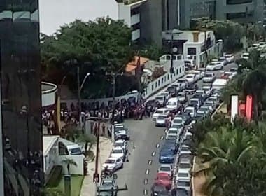 Motoristas do Uber protestam na Magalhães Neto após apreensão de veículos