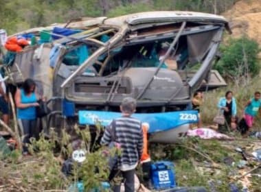 Acidente com ônibus de turismo deixa ao menos 6 mortos na BA 116