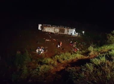 Dez pessoas morrem depois que ônibus cai da ribanceira em estrada no Paraná