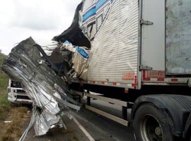 Colisão entre carretas e carro deixa quatro pessoas mortas na BR-101