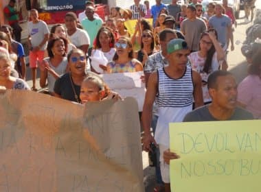 Estudantes de Mata de São João protestam contra suspensão de transporte universitário