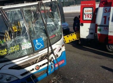 Cinco ficam feridos em batida de dois ônibus na Paralela