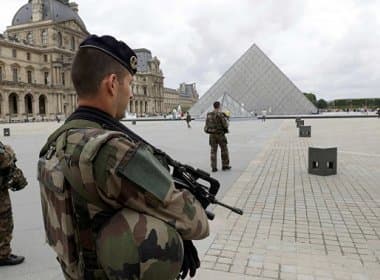 Homem tenta entrar no Museu do Louvre com uma faca e é baleado por policial