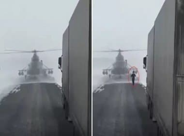 Piloto pousa helicóptero na estrada e corre até um caminhoneiro atrás de informações; assista