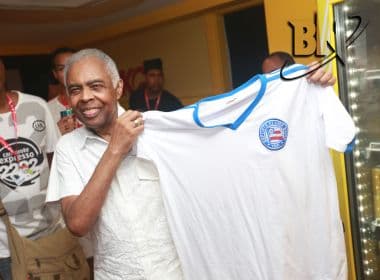 Gilberto Gil posa com camisa do Bahia no Camarote Expresso 2222