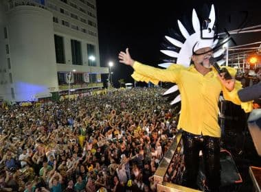 Carlinhos Brown é recebido por multidão para Arrastão da Madrugada