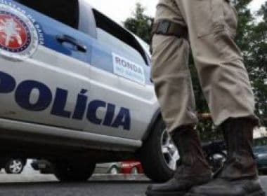 Esposa de policial morre em tentativa de assalto na Estrada do Coco; PM foi baleado