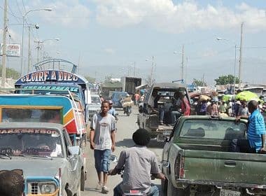 Motorista atropela e mata 34 pessoas e deixa 15 feridas em festival de rua no Haiti