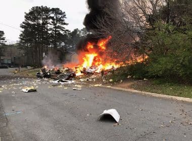Piloto morre em queda de avião sobre casa nos EUA; imóvel explodiu após choque