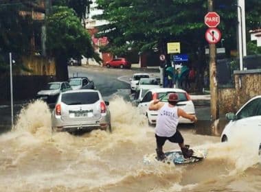 Atleta aproveita rua alagada e pratica wakeboarding no Rio Vermelho; veja vídeo