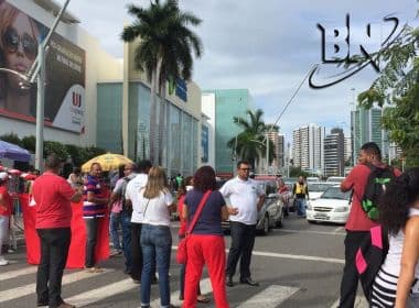 Com protesto em frente ao Shopping da Bahia, trânsito está travado na região