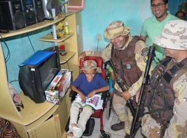Policiais realizam festa de aniversário para criança com doença rara em Laje