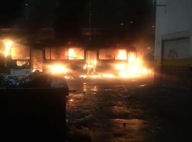 Manifestantes ateiam fogo em ônibus na Avenida ACM