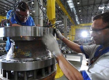 Produção industrial cresce 2,8% em fevereiro, mas ainda acumula queda no ano