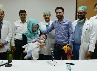 Bebê com oito braços e pernas tem membros extras retirados em cirurgia na Índia