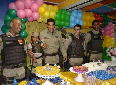 Policiais participam de aniversário de menina que sonha ser PM