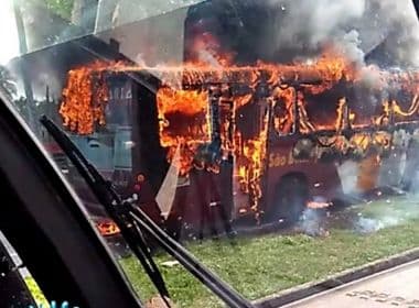 Doze ônibus são incendiados em Fortaleza e motorista fica ferido