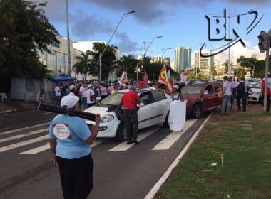Motoristas sobem no canteiro para tentar furar bloqueio de manifestantes na pista