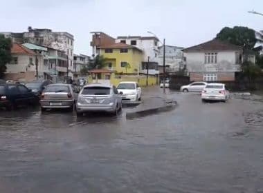 Manhã de chuvas causa alagamentos em Salvador