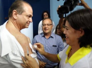 Ministro da Saúde vai a Feira de Santana e &#039;se vacina&#039; em Dia D de campanha