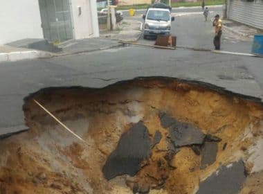 Asfalto cede e abre cratera em Patamares; Transalvador bloqueia tráfego no trecho