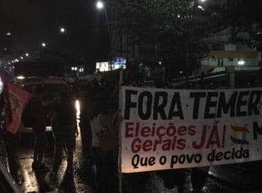 Manifestantes fazem protesto contra Temer e interrompem faixas na Av. Tancredo Neves