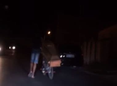 Homem desenterra corpo do irmão e passeia com caixão de bicicleta; veja vídeo