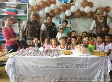 Menino de quatro anos realiza sonho com aniversário temático da Polícia Militar