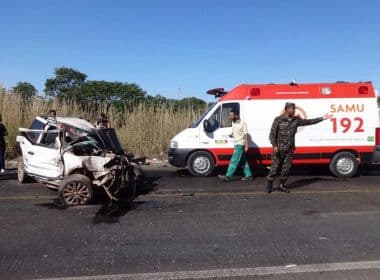 Colisão entre carro e carreta deixa um morto e três feridos graves em Catolândia