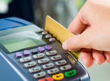 Bancos cortam cartões de crédito de clientes de classes sociais com baixa renda