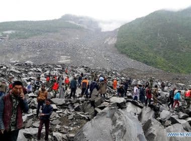Deslizamento de terra deixa pelo menos 140 pessoas soterradas na China
