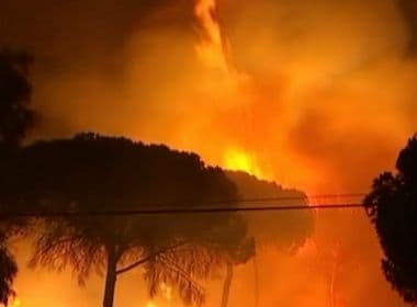 Incêndio deixa mais de 2 mil desabrigados e ameaça reserva natural na Espanha