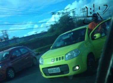 Mulher flagra motorista saindo de carro para urinar na Paralela