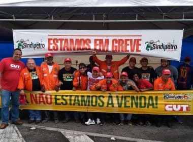 Em quarto dia de greve, petroleiros protestam em frente à Refinaria Landulpho Alves
