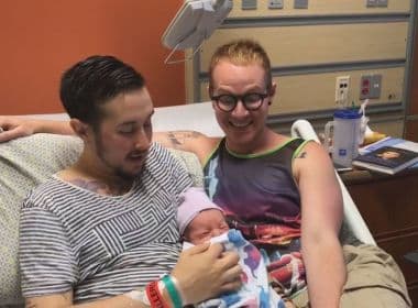 Homem transgênero e parceiro anunciam nascimento do primeiro filho biológico