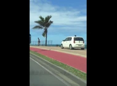 Vídeo mostra carro trafegando em calçada na orla; infração é considerada gravíssima