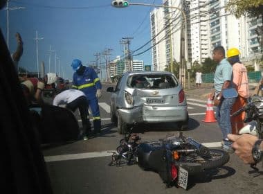 Acidente entre carro e moto deixa um ferido na Avenida Paralela