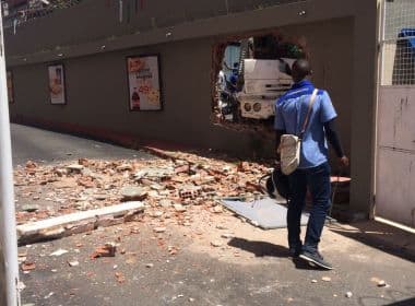 Caminhão bate em carro de passeio e em muro de restaurante no Dique do Tororó