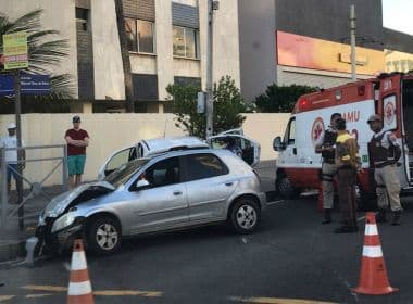 Batida entre dois carros na Pituba deixa três feridos