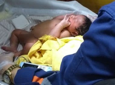 Bebê abandonada em caixa de papelão é resgatada por policiais em bairro de Salvador