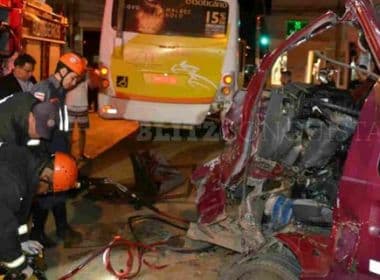 Colisão entre van e ônibus mata motorista em Vitória da Conquista