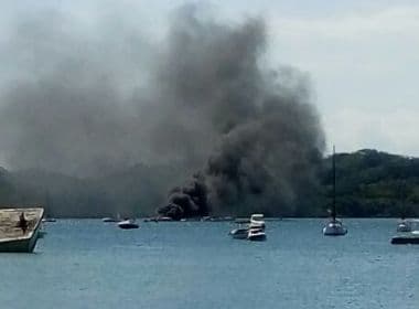 Lancha pega fogo nas proximidades da Base Naval de Aratu