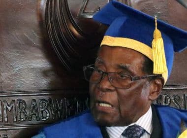 Após 37 anos de ditadura, presidente do Zimbábue renuncia ao cargo