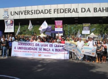 Servidores da Ufba realizam ato no portão do campus de Ondina